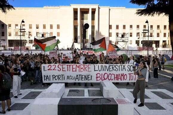 הפגנה פרו פלסטינית מול אוניברסיטה באיטליה | EPA/RICCARDO ANTIMIANI