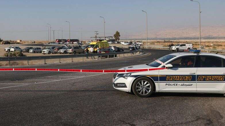 זירת הפיגוע בכניסה למעבר אלנבי, היום | AFP זירת הפיגוע בכניסה למעבר אלנבי, היום | AFP