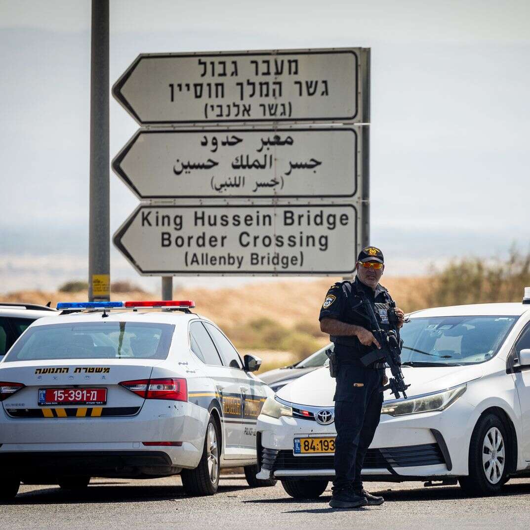 הכניסה למעבר אלנבי, אחרי הפיגוע שבו נרצחו שני בני אדם | יונתן זינדל, פלאש 90