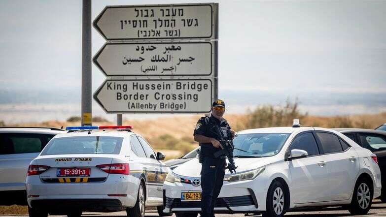 הכניסה למעבר אלנבי, אחרי הפיגוע שבו נרצחו שני בני אדם בספטמבר האחרון | יונתן זינדל, פלאש 90 הכניסה למעבר אלנבי, אחרי הפיגוע שבו נרצחו שני בני אדם בספטמבר האחרון | יונתן זינדל, פלאש 90