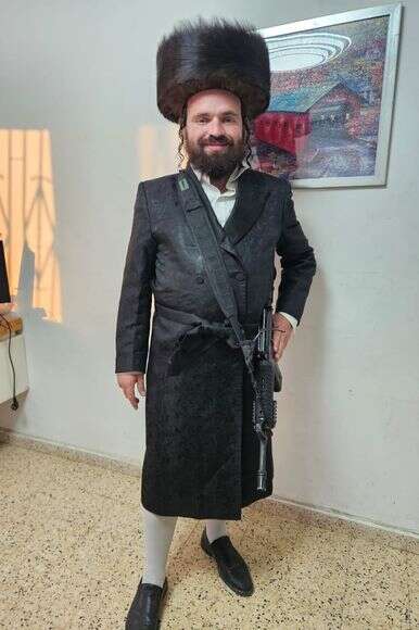 קורץ עם נשק בביתו | באדיבות המרואיין