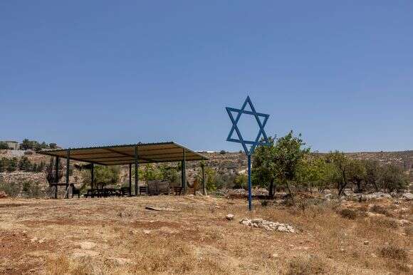 חוות השקדים | נעמה שטרן