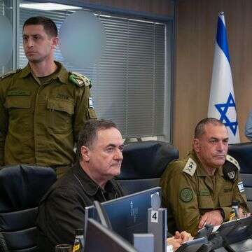 שר הביטחון כ"ץ עם הרמטכ"ל זמיר בפיקוד על מבצע "חבילה עוברת" | דוברות שר הביטחון שר הביטחון כ"ץ עם הרמטכ"ל זמיר בפיקוד על מבצע "חבילה עוברת" | דוברות שר הביטחון