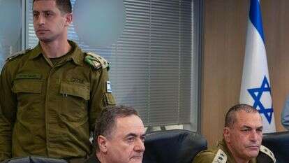 שר הביטחון כ"ץ עם הרמטכ"ל זמיר בפיקוד על מבצע "חבילה עוברת" | דוברות שר הביטחון שר הביטחון כ"ץ עם הרמטכ"ל זמיר בפיקוד על מבצע "חבילה עוברת" | דוברות שר הביטחון