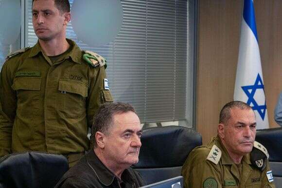 שר הביטחון כ"ץ עם הרמטכ"ל זמיר בפיקוד על מבצע "חבילה עוברת" | אריאל חרמוני, משרד הביטחון