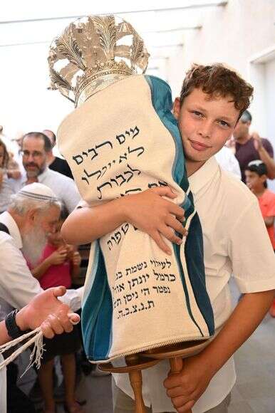 מעיין אורבך עם ספר התורה | עדי טובי