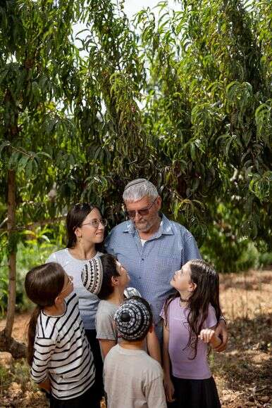 "התרפיה הכי טובה". דרוק עם חמישה מנכדיו במטעים בשילה | נעמה שטרן