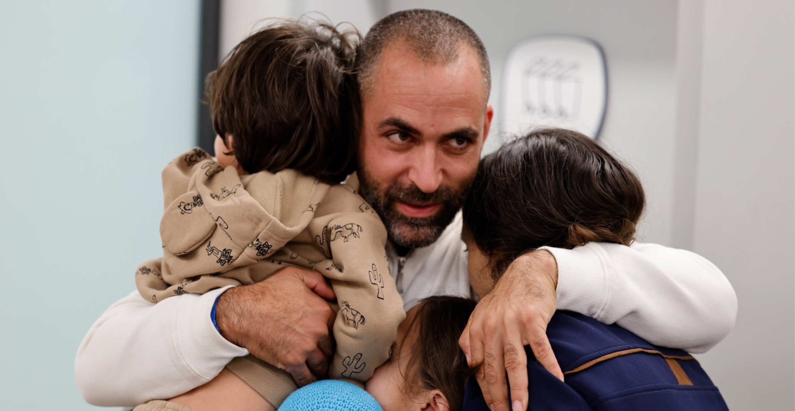 אביחי, הגר והילדים בבית החולים שניידר, לאחר השחרור מהשבי | דוברות בית החולים שניידר