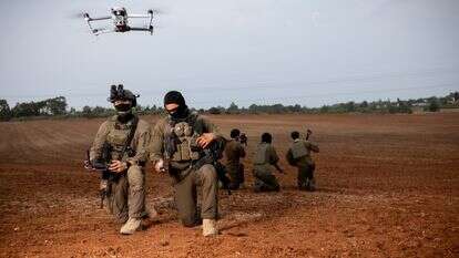 לוחמים מטיסים רחפן | אריק סולטן