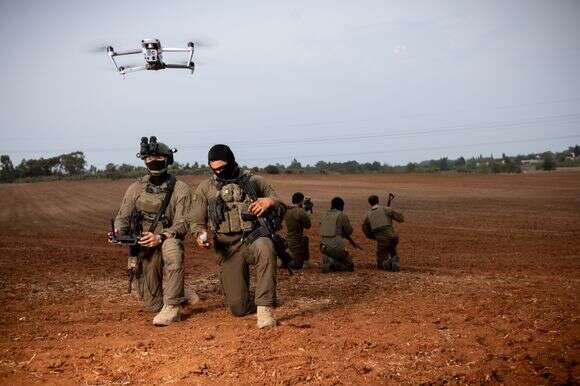 לוחמים מטיסים רחפן | אריק סולטן