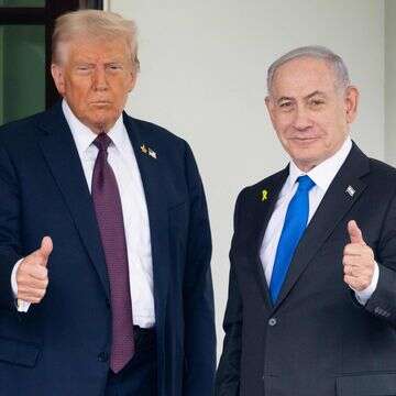 נשיא ארה"ב דונלד טראמפ מקבל את פני ראש הממשלה בנימין נתניהו בבית הלבן, לפני ההכרזה על התוכנית לסיום המלחמה בעזה | AFP