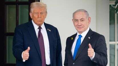 נשיא ארה"ב דונלד טראמפ מקבל את פני ראש הממשלה בנימין נתניהו בבית הלבן, לפני ההכרזה על התוכנית לסיום המלחמה בעזה | AFP