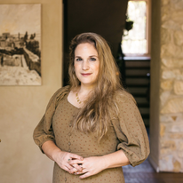 מרחוק נולד אור עמוד הבית | אבישג שאר–ישוב