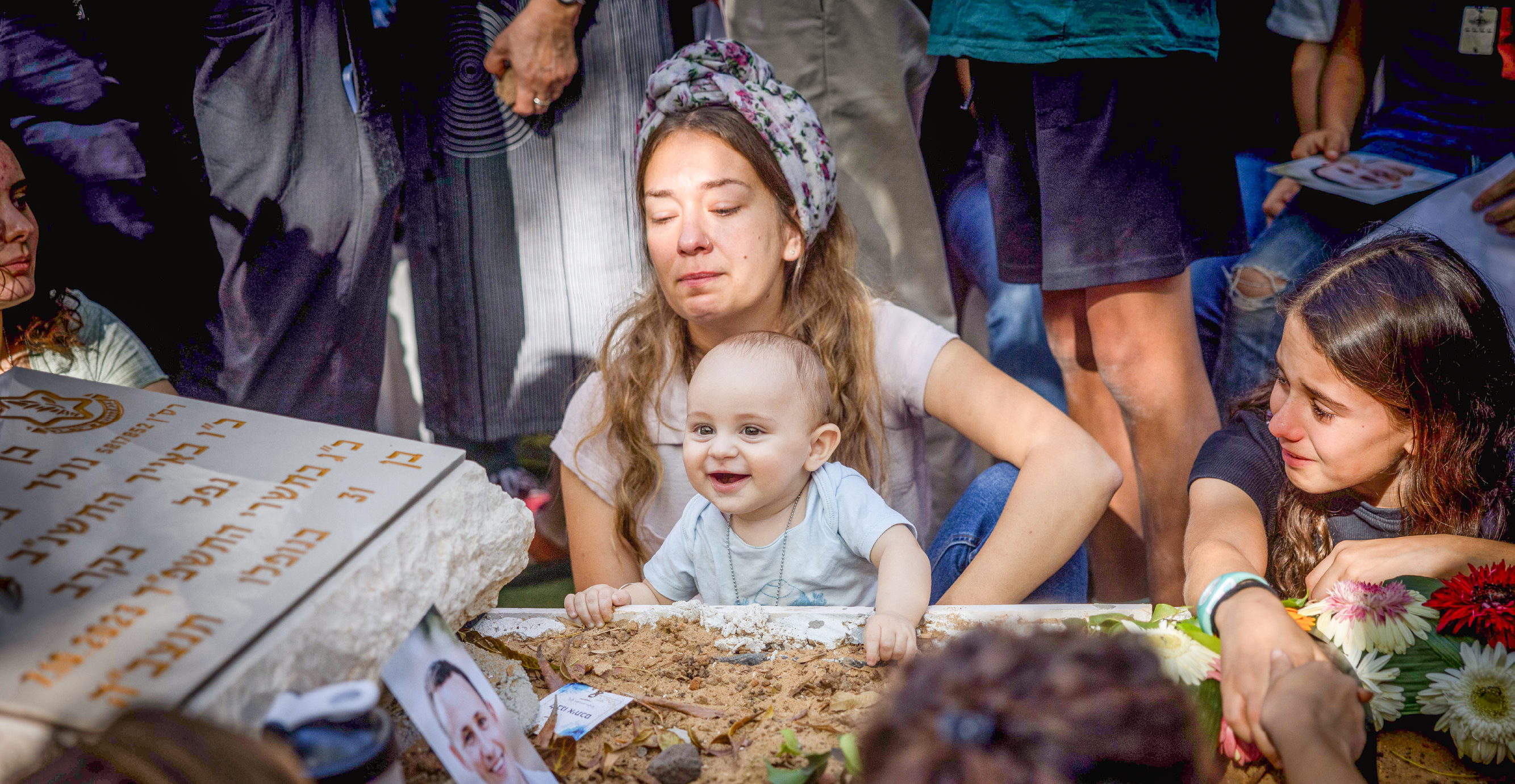 תמונה שהולידה ספר. ענת מאיר ובנה על קברו של דוד | חיים גולדברג - פלאש 90