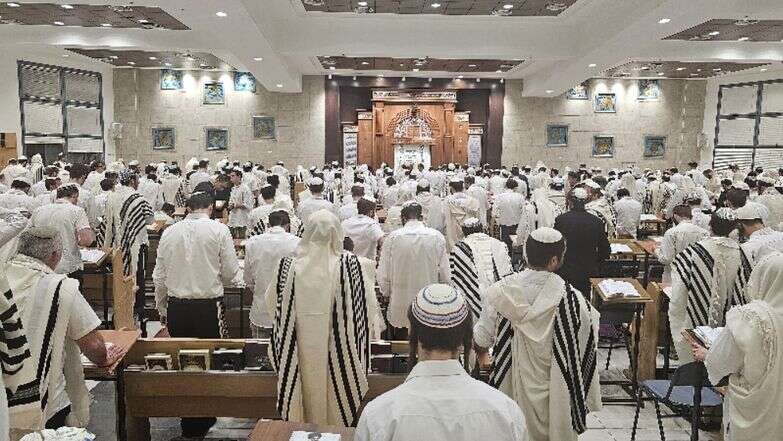 תפילה בישיבת בית אל | אריה מינקוב תפילה בישיבת בית אל | אריה מינקוב