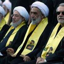 מזכיר המועצה העליונה לביטחון לאומי של איראן, עלי לאריג'אני (מימין), משתתף בכינוס לציון יום מותו של מנהיג חיזבאללה לשעבר, חסן נסראללה, מחוץ לקברו בביירות | EPA