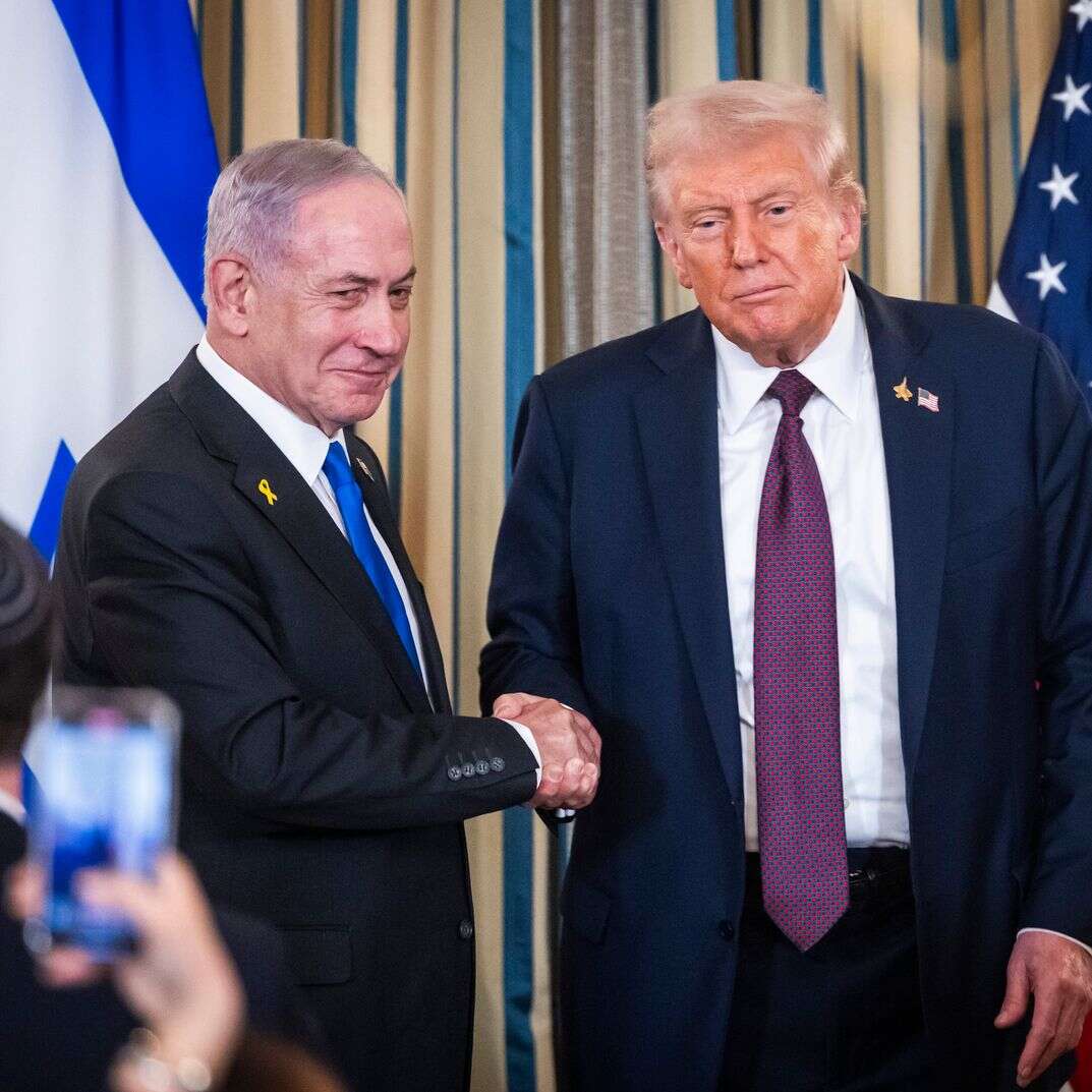 נשיא ארה"ב דונלד טראמפ לוחץ את ידו של ראש הממשלה בנימין נתניהו לאחר מסיבת העיתונאים בבית הלבן | EPA