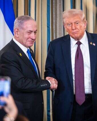 נשיא ארה"ב דונלד טראמפ לוחץ את ידו של ראש הממשלה בנימין נתניהו לאחר מסיבת העיתונאים בבית הלבן | EPA