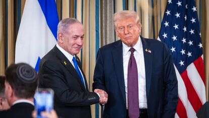 שיא ארה"ב דונלד טראמפ (מימין) לוחץ את ידו של ראש ממשלת ישראל בנימין נתניהו (שמאל) לאחר שדיברו במסיבת עיתונאים בחדר האוכל של הבית הלבן | EPA