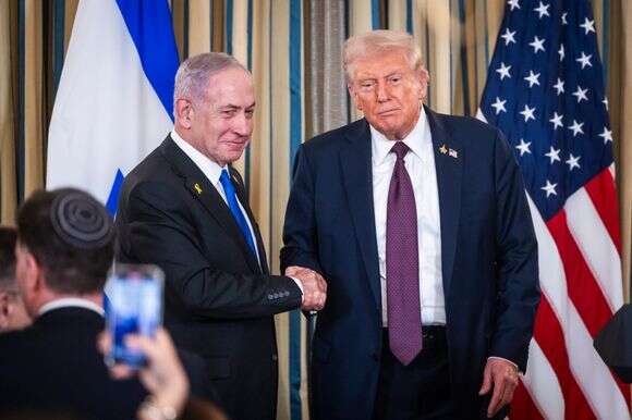 נשיא ארה"ב דונלד טראמפ לוחץ את ידו של ראש הממשלה בנימין נתניהו לאחר מסיבת העיתונאים בבית הלבן | EPA נשיא ארה"ב דונלד טראמפ לוחץ את ידו של ראש הממשלה בנימין נתניהו לאחר מסיבת העיתונאים בבית הלבן | EPA