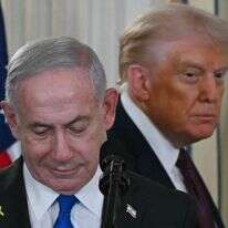 נשיא ארה"ב דונלד טראמפ וראש ממשלת ישראל בנימין נתניהו (משמאל) מגיעים למסיבת עיתונאים בחדר האוכל של הבית הלבן בוושינגטון הבירה ב-29 בספטמבר 2025 | AFP