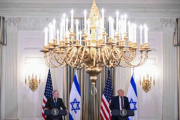 נשיא ארה"ב דונלד טראמפ וראש ממשלת ישראל בנימין נתניהו (משמאל) מגיעים למסיבת עיתונאים בחדר האוכל של הבית הלבן בוושינגטון הבירה ב-29 בספטמבר 2025. | AFP