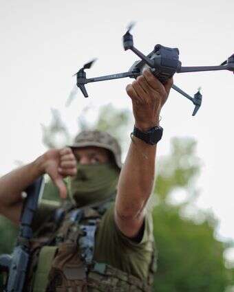 חייל אוקראיני ורחפן | Oleg Palchyk - Getty Images