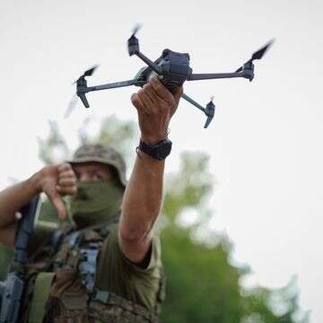 חייל אוקראיני ורחפן | Oleg Palchyk - Getty Images