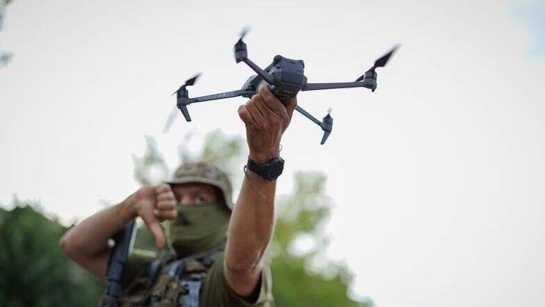 חייל אוקראיני ורחפן | Oleg Palchyk - Getty Images
