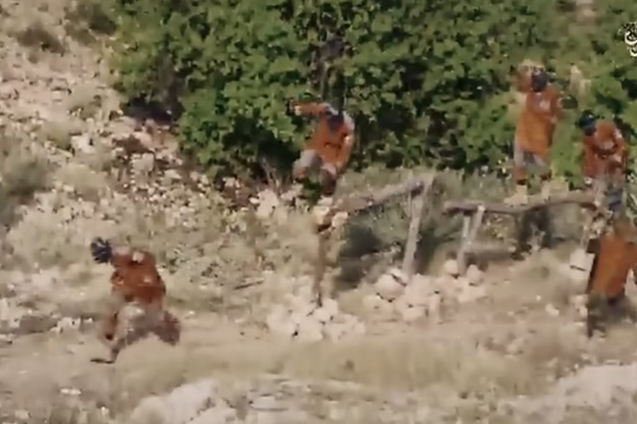 אימונים של פעילי דאעש השנה. מתוך סרטון תעמולה שפרסם הארגון | יוטיוב אימונים של פעילי דאעש השנה. מתוך סרטון תעמולה שפרסם הארגון | יוטיוב