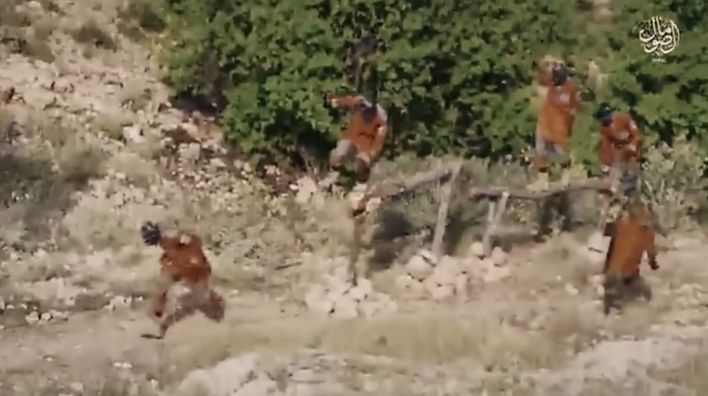 סרטון תעמולה של דאעש בו מתרגלים פעיליו הליכה על קורה | יוטיוב