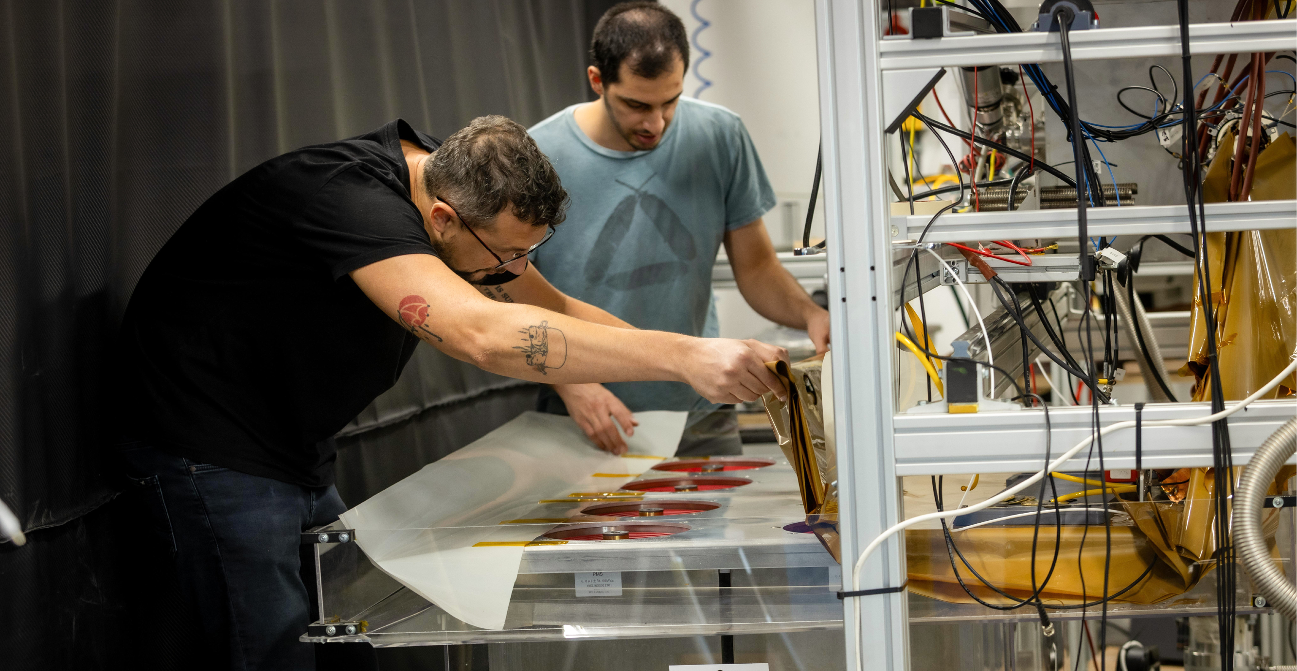 "כאן לא יושבים בארקפה ומתכנתים. כאן בונים. זה hardware". אנשי החברה עם מוליכי־על (משמאל) במעבדה | אריק סולטן