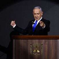 הסביר למה מדינה פלסטינית היא פרס לטרור, עכשיו מוכן לאשר אותה בהסכם. ראש הממשלה בנימין נתניהו | צילום: ראובן זבולון, איי.אפ.פי