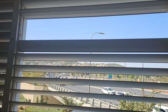 חלון בית שנפגע כתוצאה מהתקיפה | ללא קרדיט