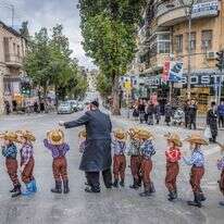 ילדים מחסידות בויאן מחופשים לקראת פורים בכיכר השבת בירושלים | יונתן זינדל, פלאש 90