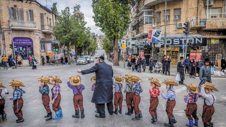 ילדים מחסידות בויאן מחופשים לקראת פורים בכיכר השבת בירושלים | יונתן זינדל, פלאש 90 ילדים מחסידות בויאן מחופשים לקראת פורים בכיכר השבת בירושלים | יונתן זינדל, פלאש 90