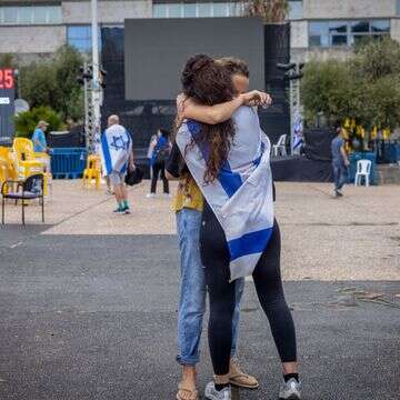 כיכר החטופים בבוקר שאחרי ההודעה על העסקה לשחרור החטופים | מרים אלסטר