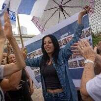 עינב צנגאוקר, אמו של מתן החטוף בעזה, חוגגת את ההסכם בכיכר החטופים הבוקר | Miriam Alster/FLASH90 עינב צנגאוקר, אמו של מתן החטוף בעזה, חוגגת את ההסכם בכיכר החטופים הבוקר | Miriam Alster/FLASH90