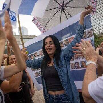 עינב צנגאוקר, אמו של מתן החטוף בעזה, חוגגת את ההסכם בכיכר החטופים הבוקר | Miriam Alster/FLASH90