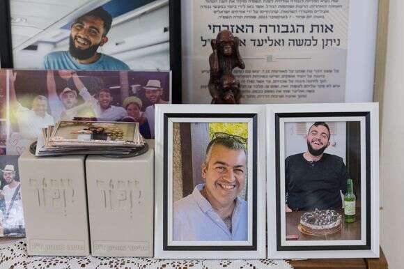 תמונותיהם של משה אוחיון ובנו אלעד הי"ד, בביתם באופקים | לירון מולדובן תמונותיהם של משה אוחיון ובנו אלעד הי"ד, בביתם באופקים | לירון מולדובן