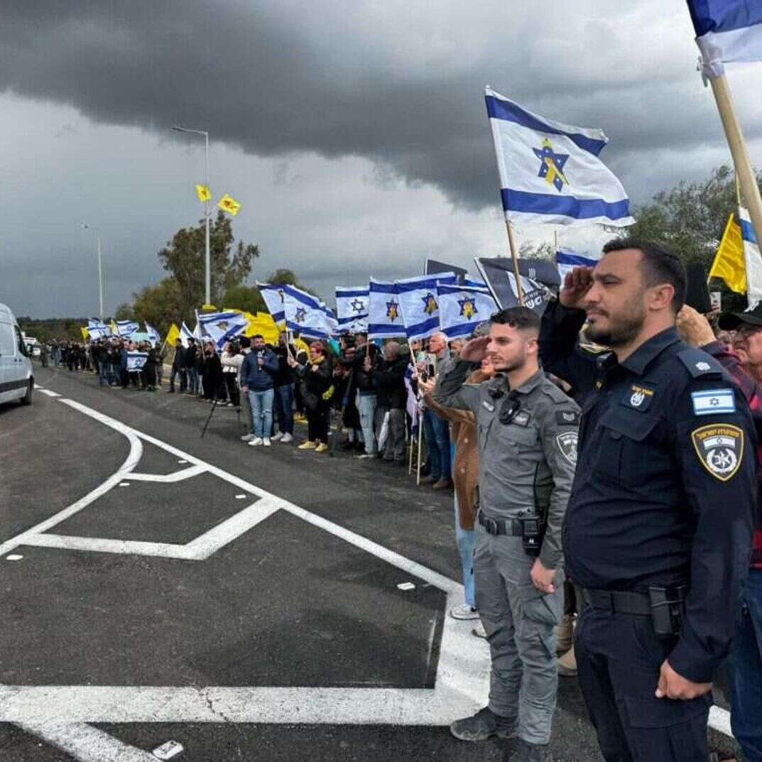 שיירה ובה ארונות של חטופים חללים עושה את דרכה למרכז הלאומי לרפואה משפטית | דוברות המשטרה