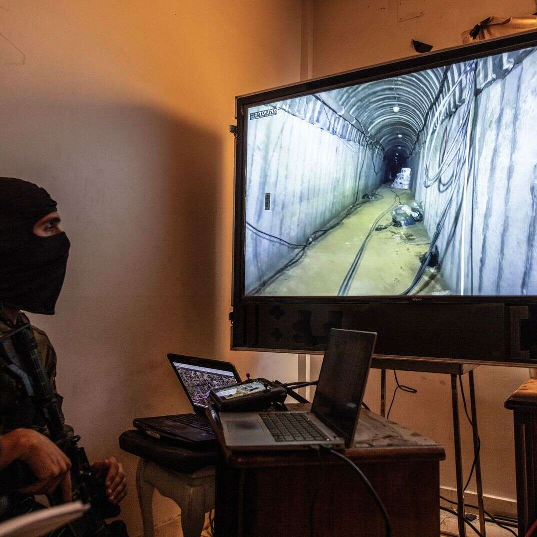 חייל צה"ל מציג מנהרה בעזה | הוושינגטון פוסט