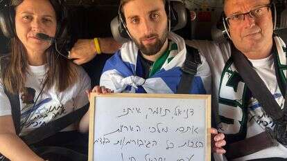 שורד השבי מתן אנגרסט במסר ראשון מהמסוק בדרך לבית החולים  מודה לצוות שלו בטנק, הוא השורד היחיד מהטנק | מטה משפחת החטופים