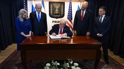 חתימת הנשיא טראמפ בספר האורחים של הכנסת | אבי חיון לע"מ