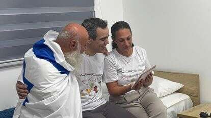לישי ודני נפגשים עם עמרי לאחר שנתיים | דוברות משפחות החטופים