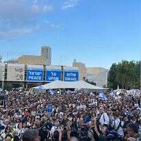 אלפים צופים בשידור החי של שחרור החטופים בכיכר החטופים | דוברות מטה המשפחות להחזרת החטופים