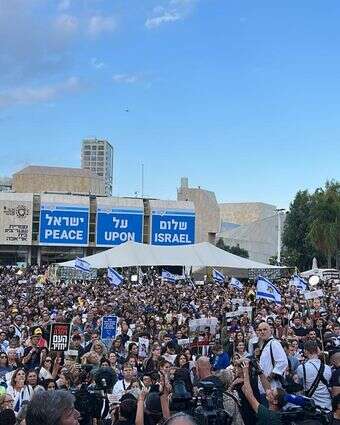 אלפים צופים בשידור החי של שחרור החטופים בכיכר החטופים | דוברות מטה המשפחות להחזרת החטופים אלפים צופים בשידור החי של שחרור החטופים בכיכר החטופים | דוברות מטה המשפחות להחזרת החטופים