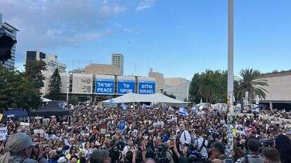 אלפים צופים בשידור החי של שחרור החטופים בכיכר החטופים | דוברות מטה המשפחות להחזרת החטופים אלפים צופים בשידור החי של שחרור החטופים בכיכר החטופים | דוברות מטה המשפחות להחזרת החטופים