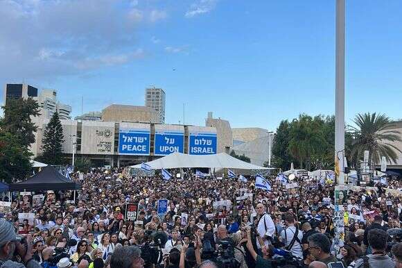 אלפים צופים בשידור החי של שחרור החטופים בכיכר החטופים | דוברות מטה המשפחות להחזרת החטופים אלפים צופים בשידור החי של שחרור החטופים בכיכר החטופים | דוברות מטה המשפחות להחזרת החטופים