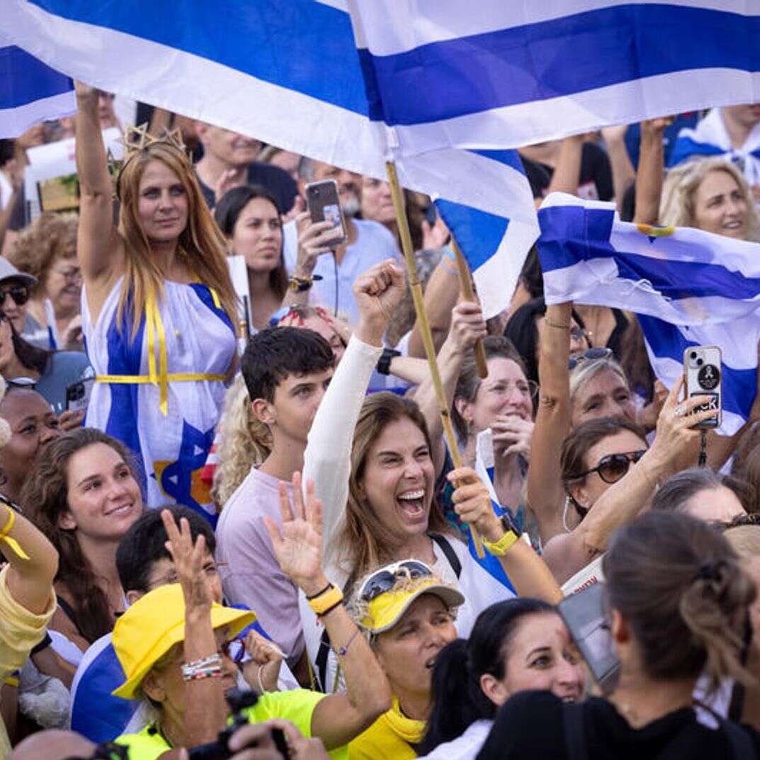 רגעי שמחה והתרגשות בכיכר החטופים | מרים אלסטר, פלאש 90